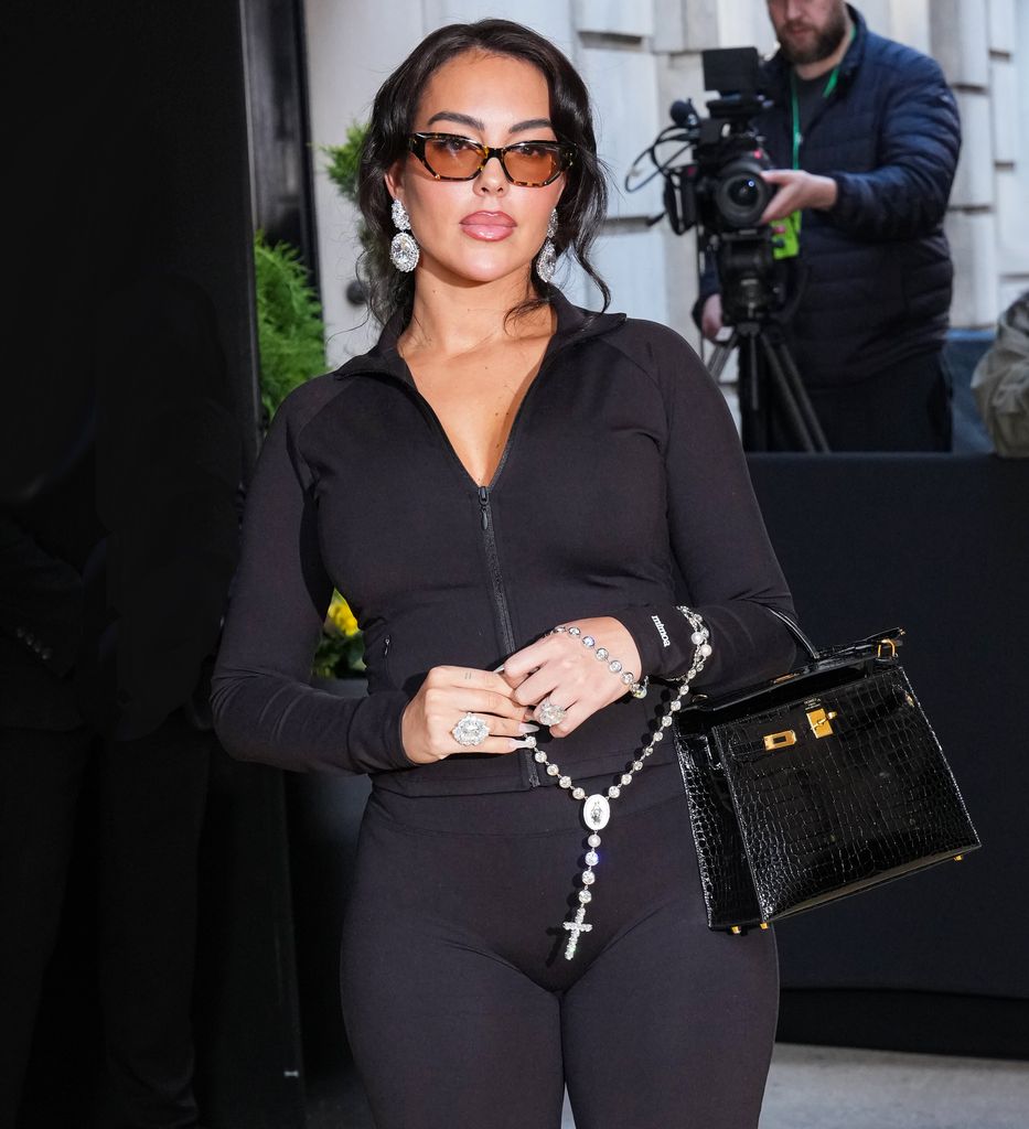 Georgina Rodríguez saliendo del Carlyle Hotel de Nueva York horas antes de la Met Gala, el 4 de mayo de 2026