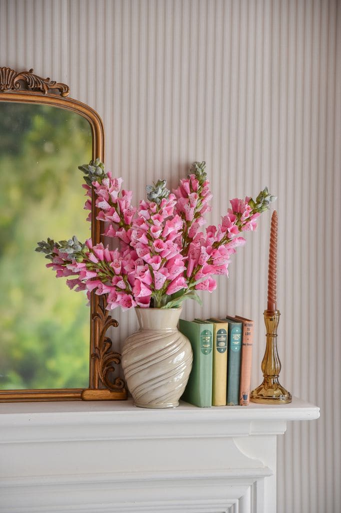 Jarrón con flores de color rosa
