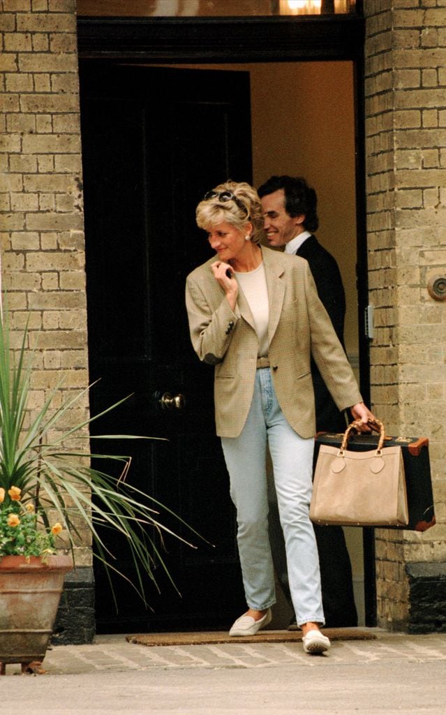 Lady Diana En 1996 con este afortunado look de jeans y saco afuera del colegio Eton