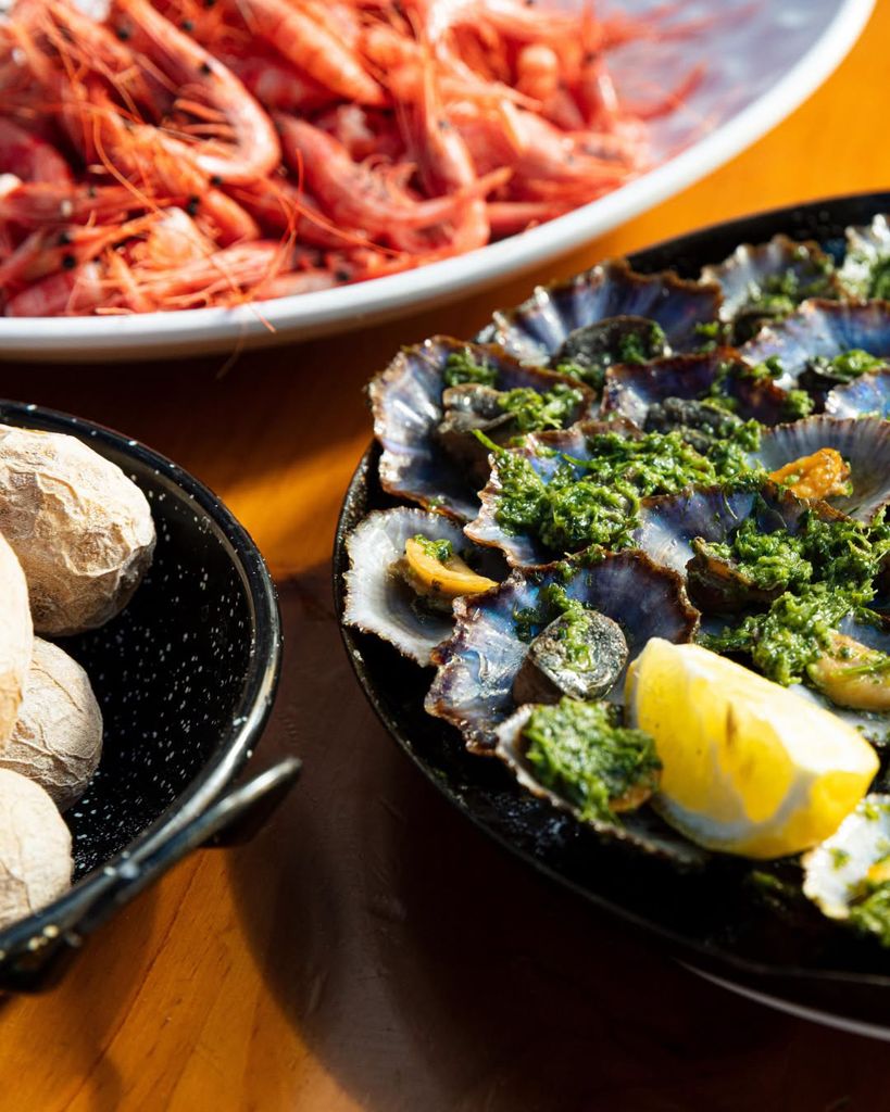 Lapas a la plancha con mojo verde, uno de los mariscos típicos de Tenerife.
