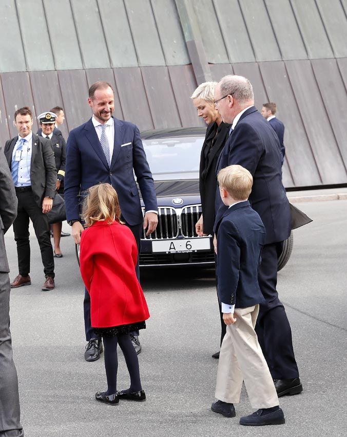 Haakon de Noruega conAlberto, Charlene y los mellizos de Mónaco