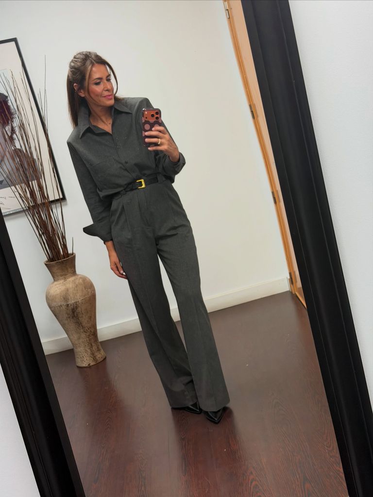 Nuria Roca con conjunto gris de camisa y pantalón de Blanam