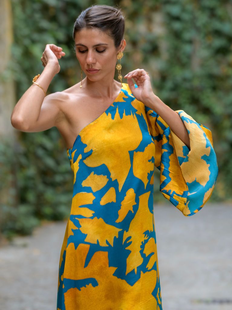 Ana Cristina Portillo, con uno de sus vestidos estampados