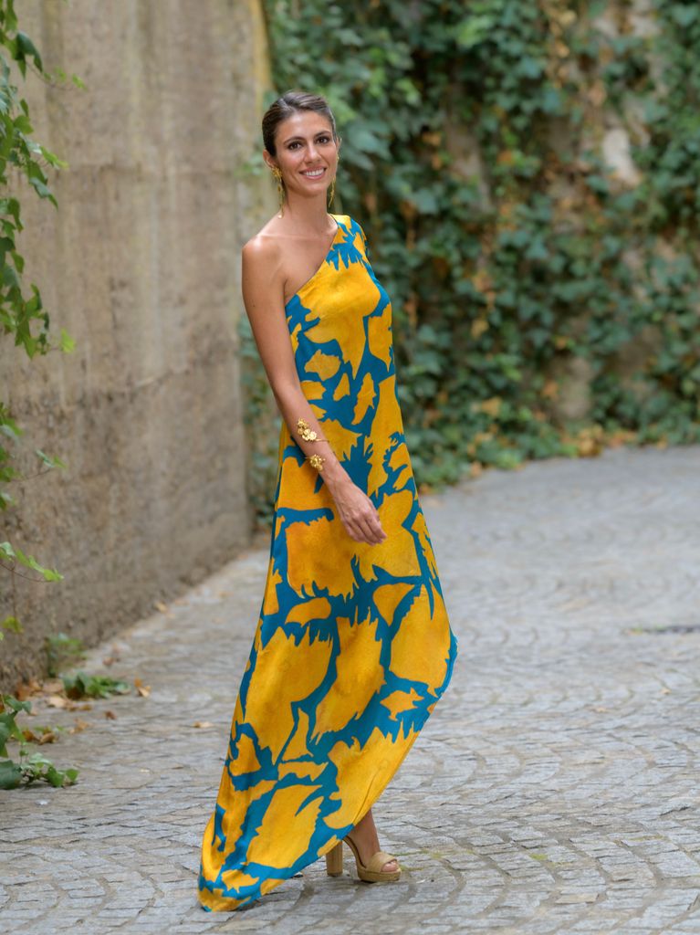 Ana Cristina Portillo, con uno de sus vestidos estampados