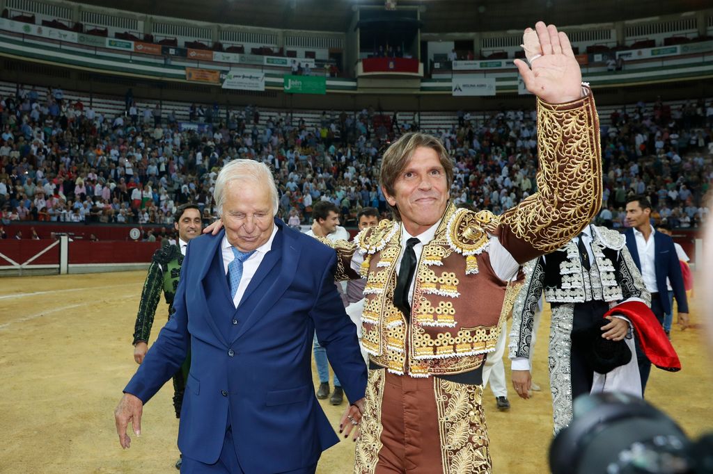 Manuel Diaz " El Cordobes " con su padre durante su despedida en Jaen el domingo 15 de octubre de 2023