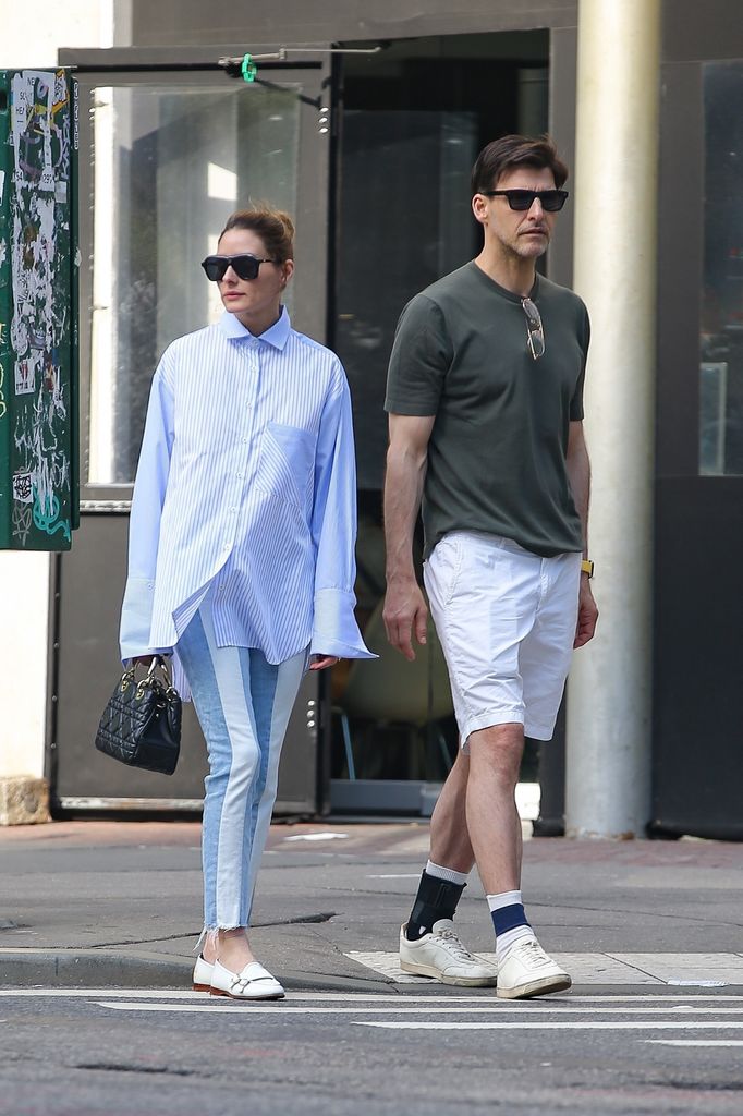Olivia Palermo con su esposo Johannes Huebl en las calles de Nueva York. 