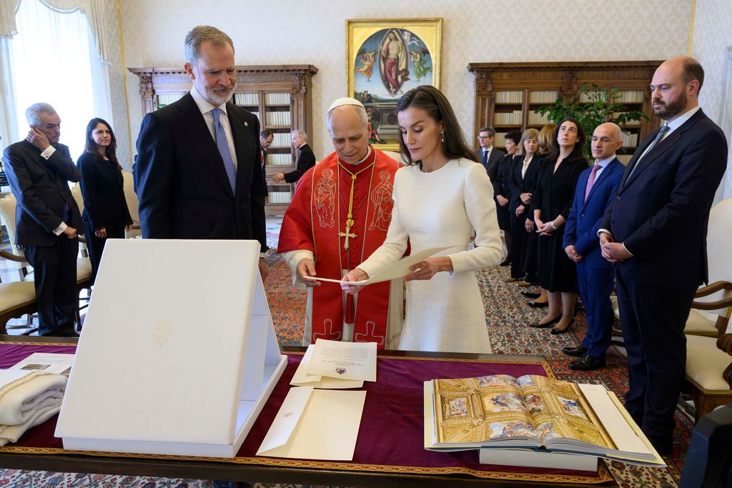 Los Reyes han regalado al Papa un facsímil y una manta de lana merina 