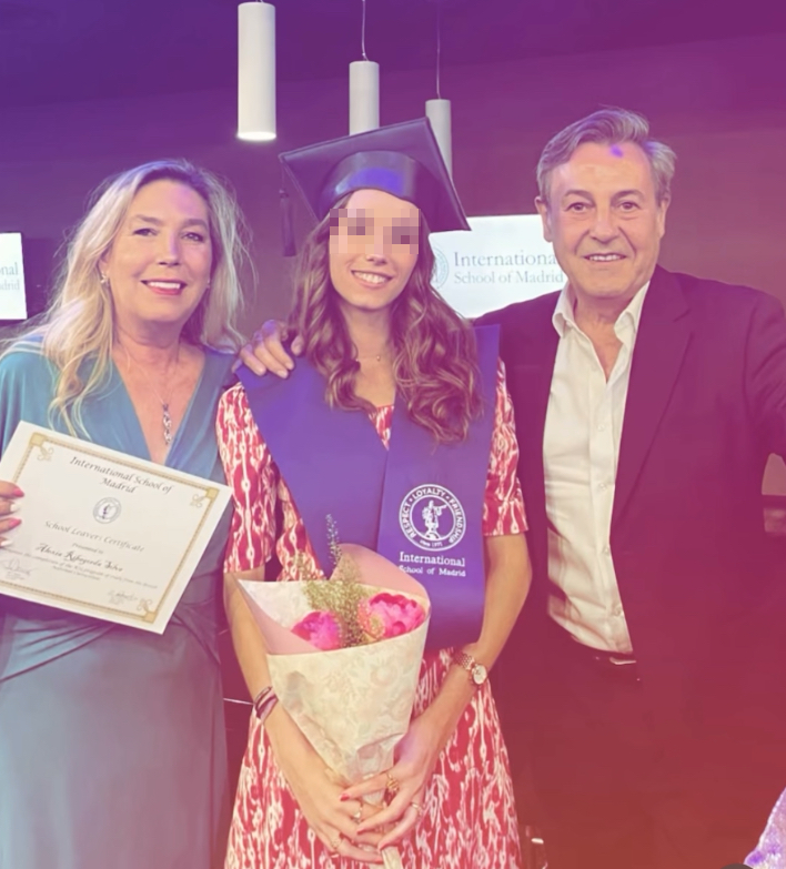 José Ribagorda y Loles Silva junto a su hija Alexia, felices en el día de su graduación