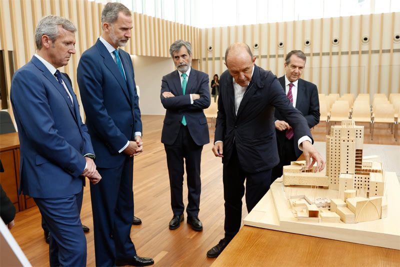 Don Felipe viendo la maqueta de la ciudad de la Justicia de Vigo