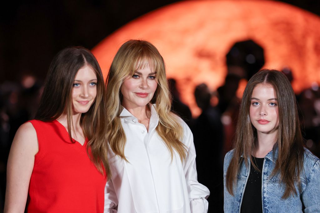 Nicole Kidman con sus hijas Sunday Rose y Faith Margaret en el desfile de Chanel en la Paris Fashion Week el 6 de octubre de 2025