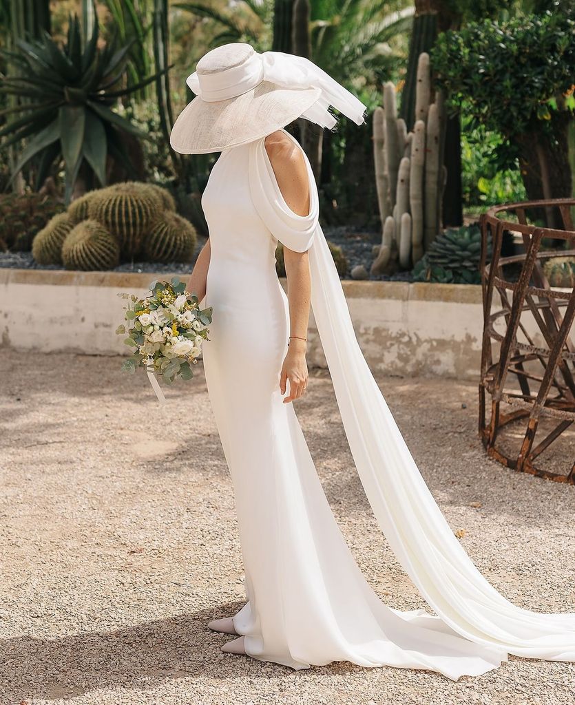 Novias con sombrero y capa