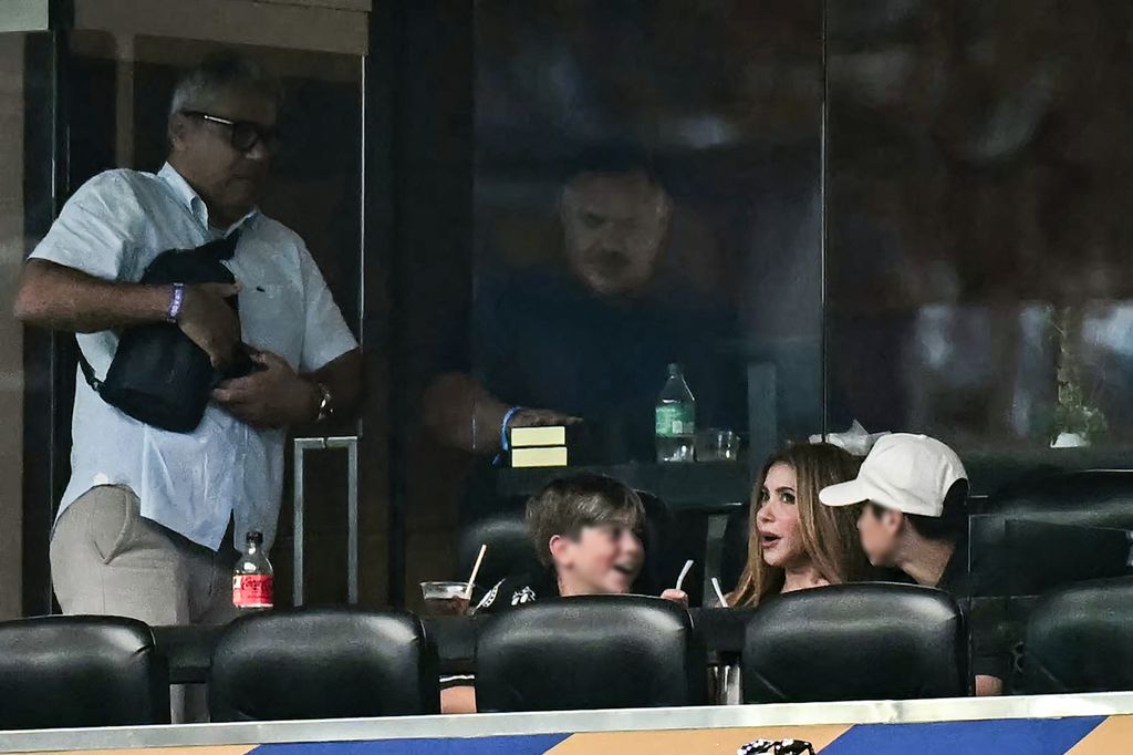 Shakira con sus hijos, Milan y Sasha en el Estadio Dallas, durante el partido Argentina vs Austria.