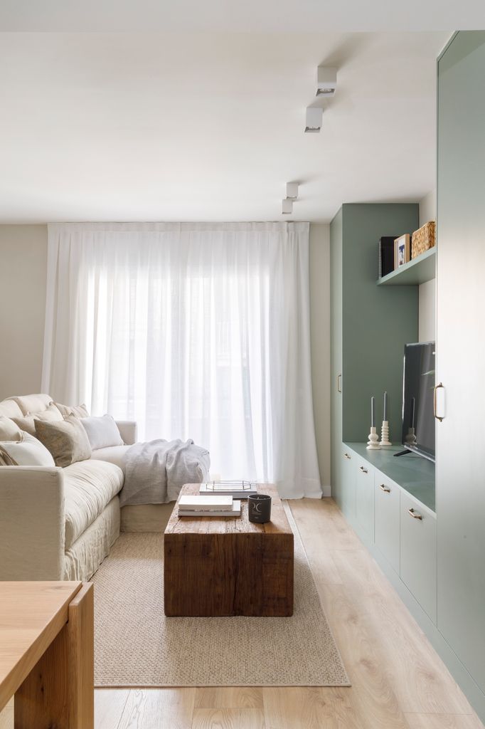 Salón con composición a medida lacada en verde