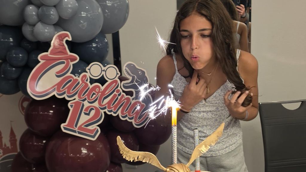 Caro volvió a soplar la velita de su pastel de cumpleaños.