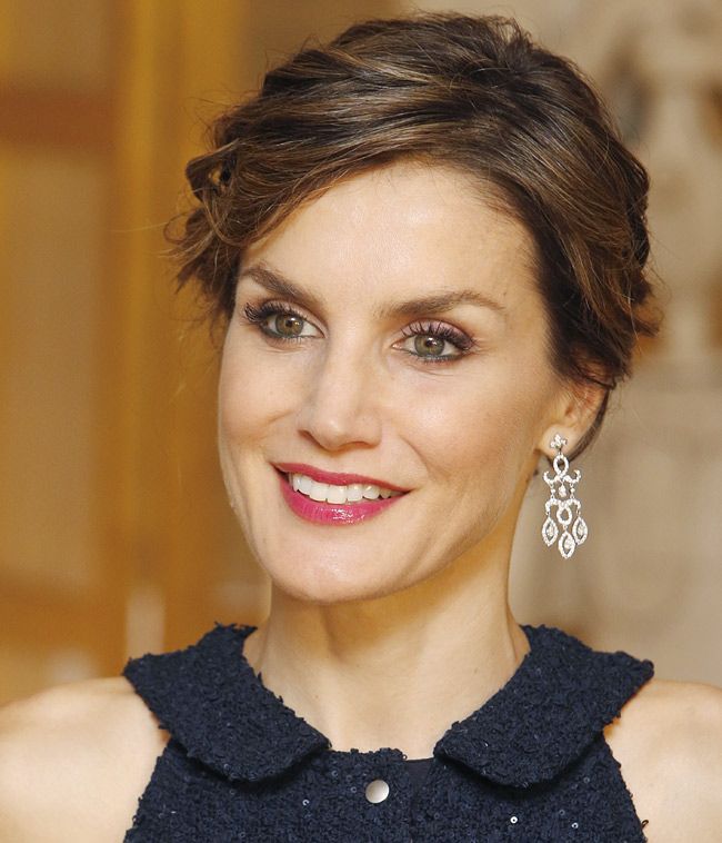 En cuanto a su beauty look, optó por los básicos que nunca le fallan: sombras en tonos rosas para el párpado superior y perfilador verde para el inferior. Un ligero rubor en las mejillas y labial fresa con un toque glossy.
