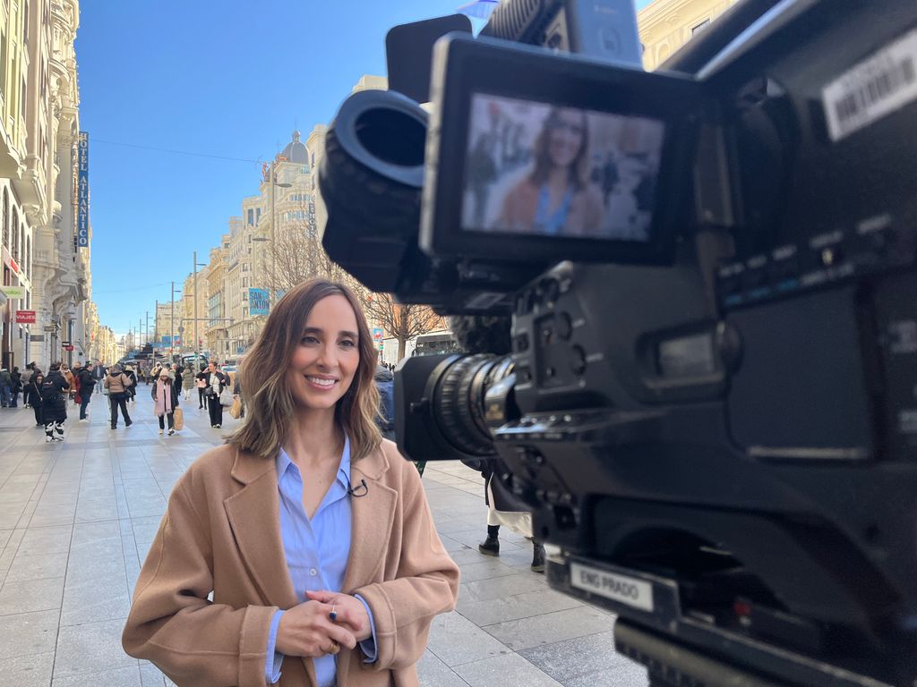 Julia grabando un reportaje para la televisión