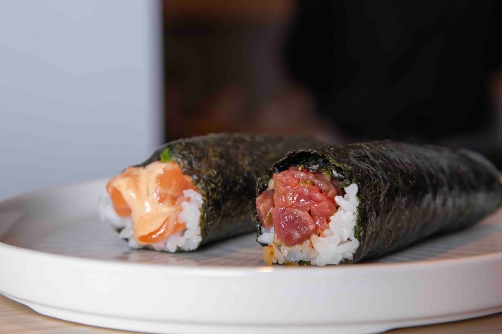 Hand rolls de salmón y atún
