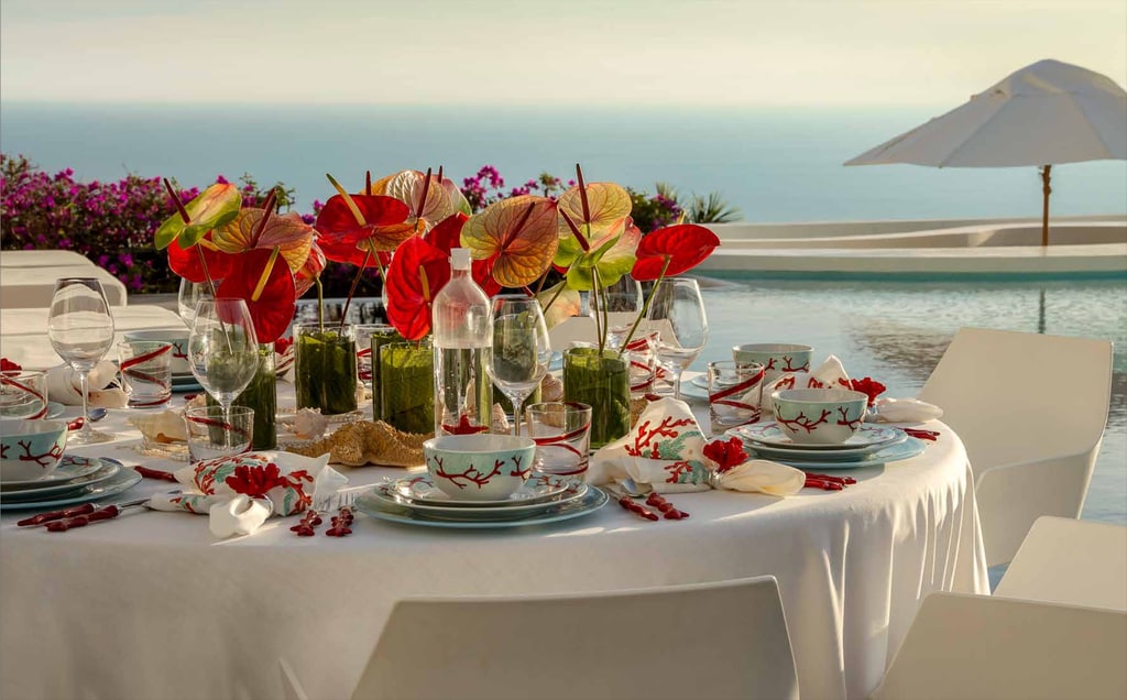 Una propuesta sobre cómo preparar la mesa para recibir invitados en una localización idílica