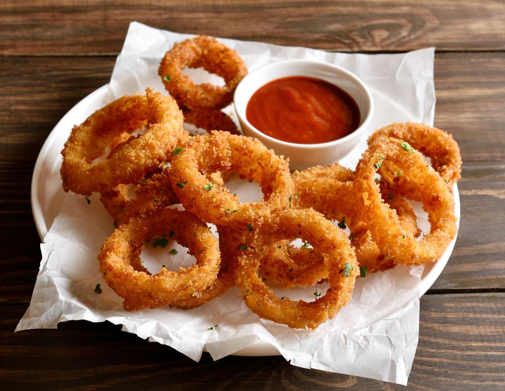 Aros de cebolla con ketchup.