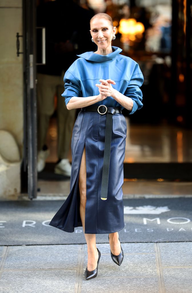 La cantante apuesta por un 'look' de cuero que roba miradas en París.