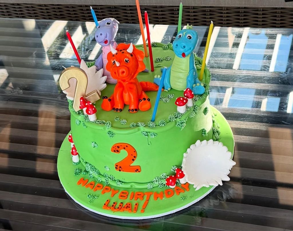 Hasta el pastel de Luai estuvo decorado con dinosaurios.