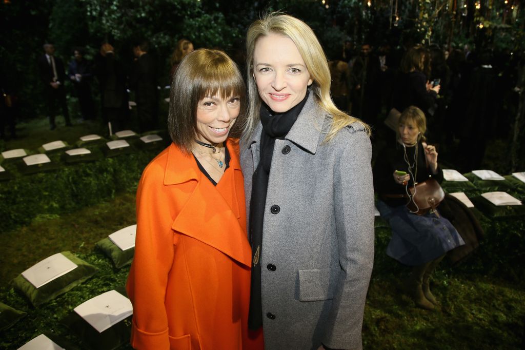 Mathilde Favier y Delphine Arnault en un desfile de Dior en 2017.