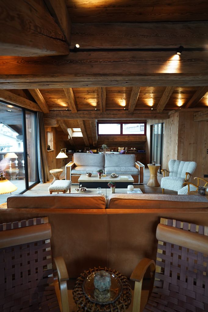 El resultado es una estética que logra atrapar de una forma muy hermosa la esencia de un chalet de lujo en las montañas