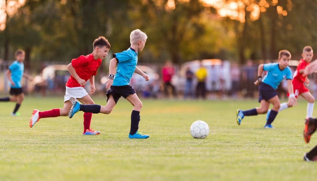 Niños jugando al fútbol