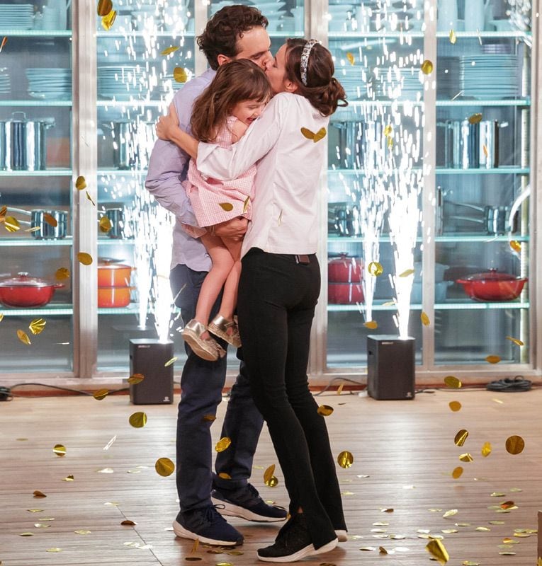 Laura Londoño, ganadora de MasterChef Celebrity 8, con su familia