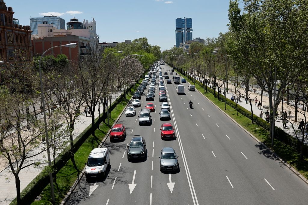Vista del paseo de la Castellana con tráfico de coches