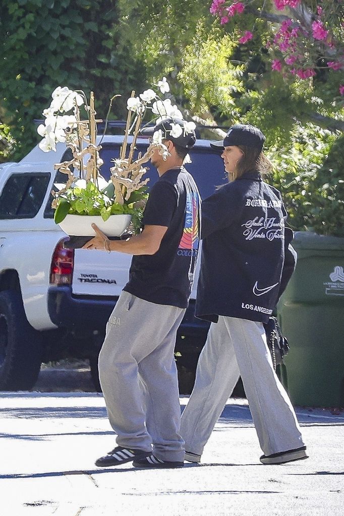 Jessica Alba fue vista llevando un ramo de orquídeas a la casa de Danny Ramírez en Los Ángeles.