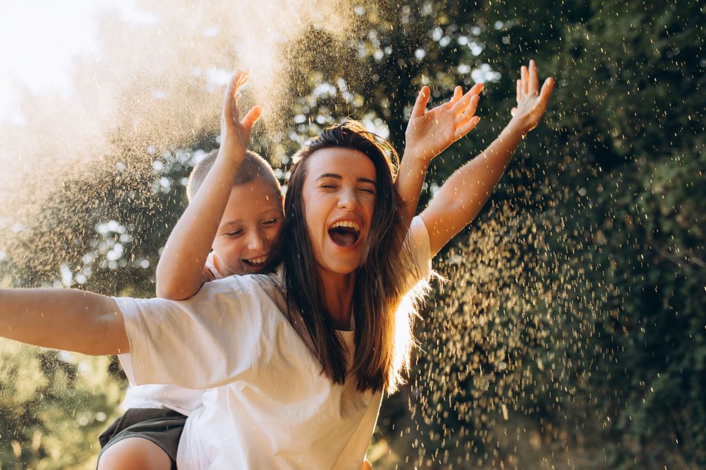 Madre disfrutando con su hijo al aire libre