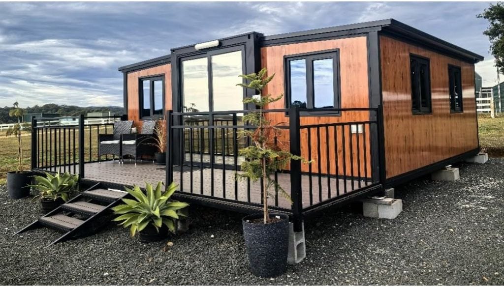 Contenedor prefabricado plegable y expandible, con marco de acero y aislamiento, disponible en varios tamaños. Un módulo versátil para vivienda, oficina o usos temporales, con un precio de unos 10.408 euros