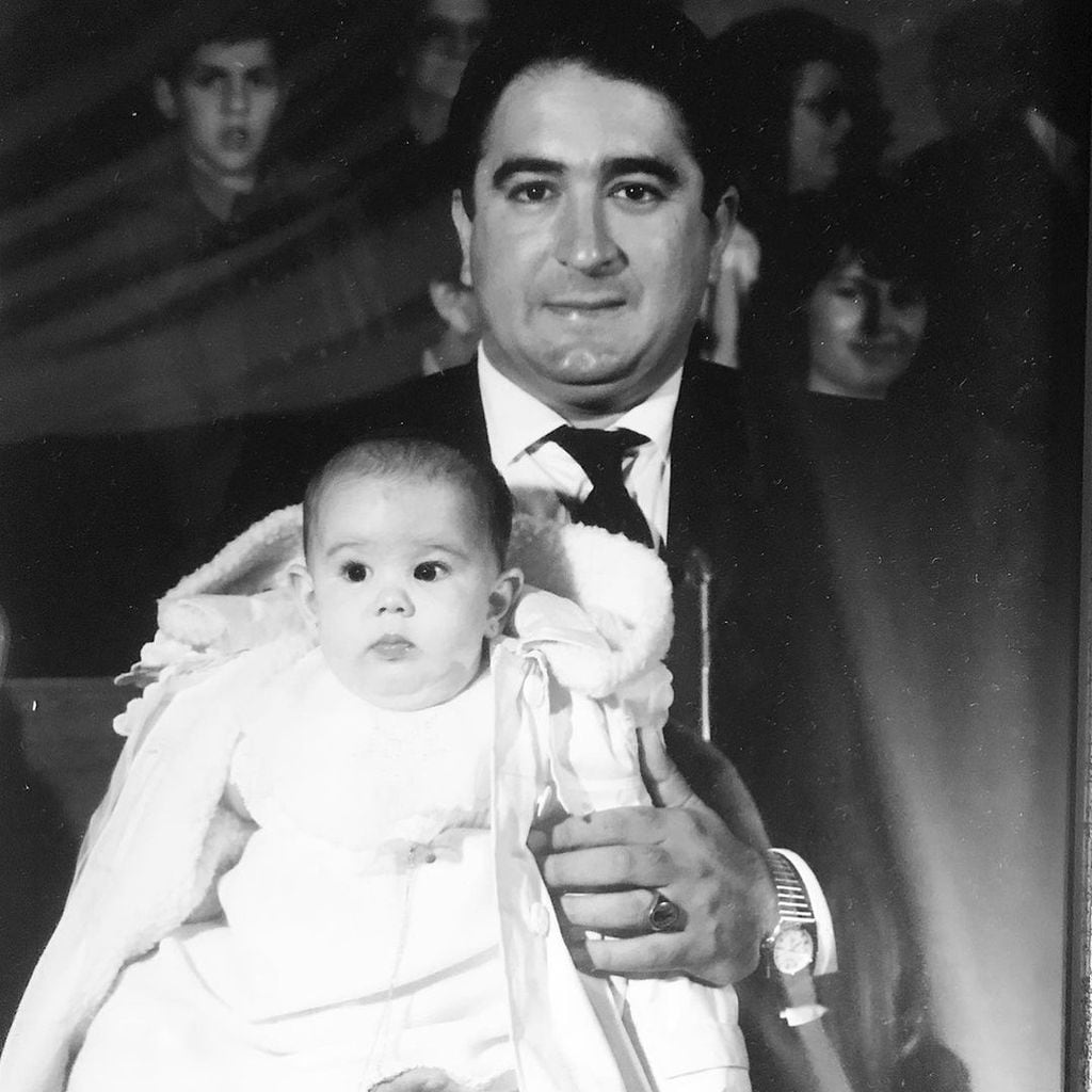 Plano medio de Anabel Pantoja con su padre Bernardo Pantoja Martín de bebé