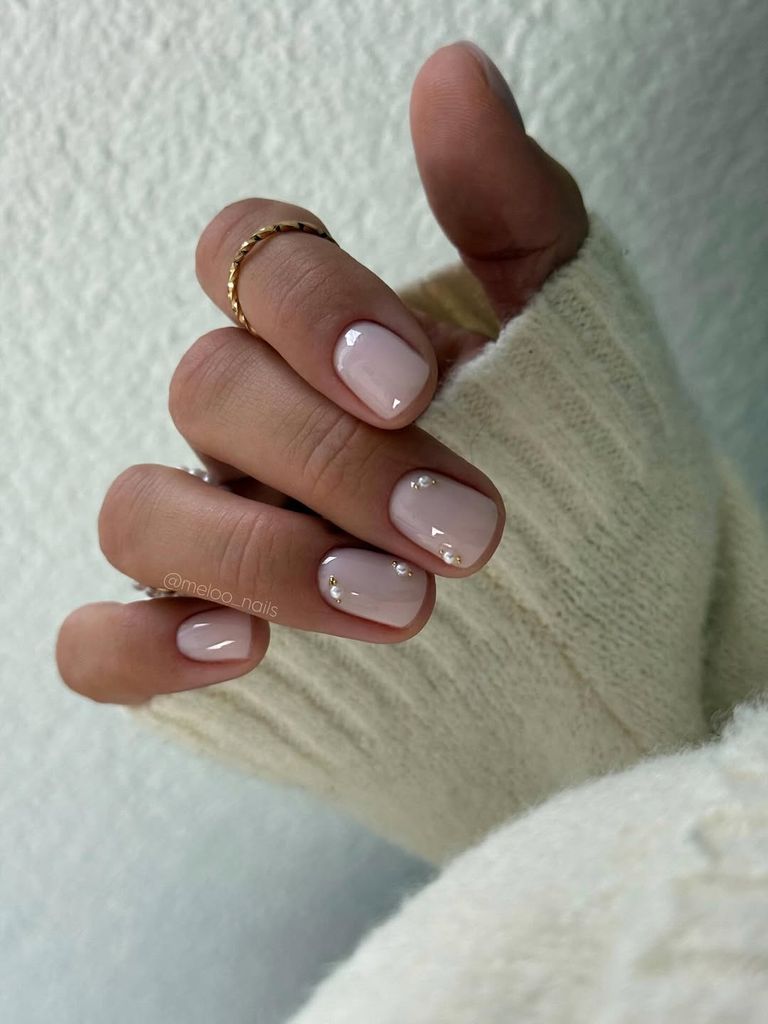 Manicura pink milky con adornos