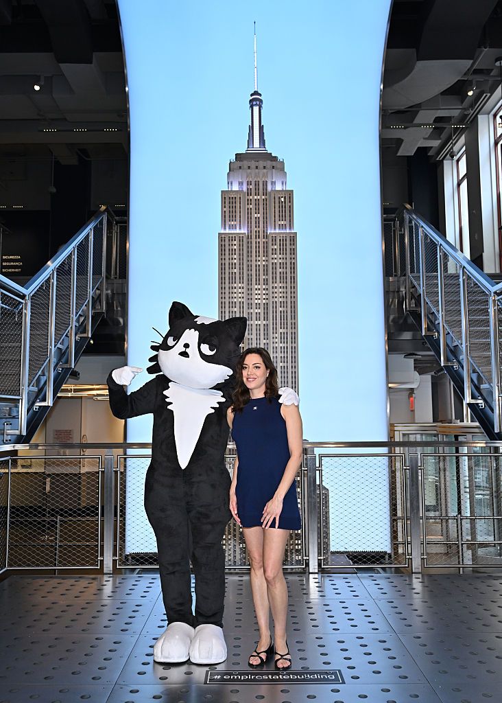  Aubrey Plaza visita con el gato Kevin el Empire State Building