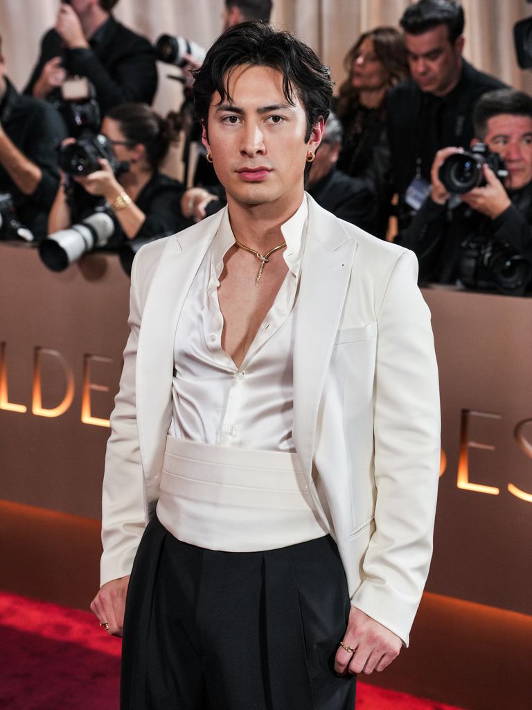 Hudson Williams presumió una piel de impacto en los Golden Globes en enero de este año.