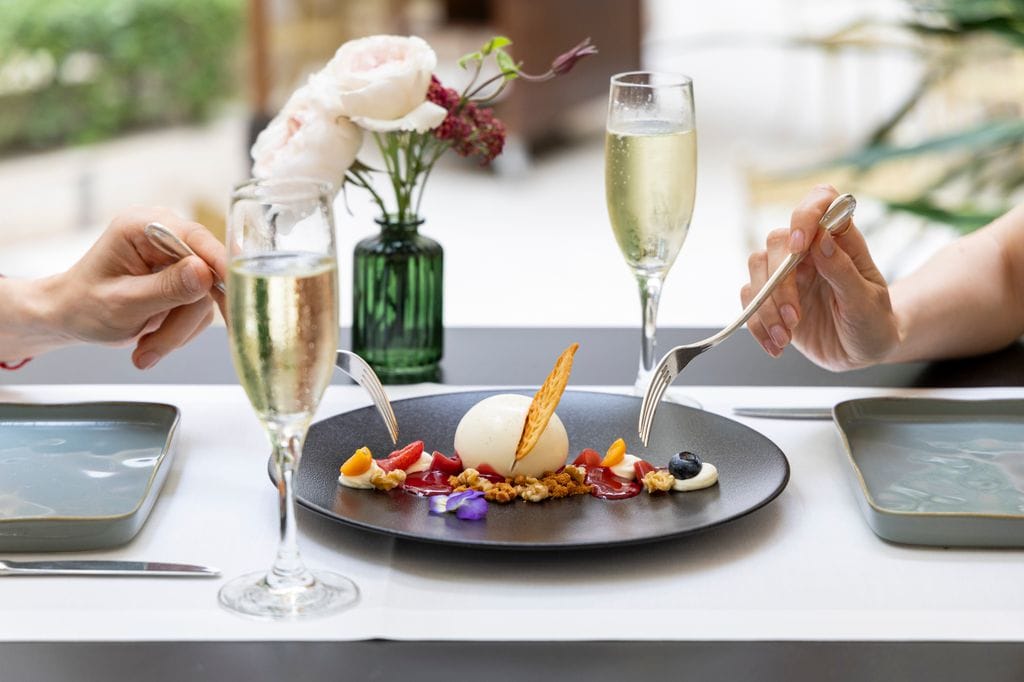 Gastronomía renovada, cócteles de autor y música en directo de miércoles a sábado es la propuesta para estos días de la terraza de El Jardín del Hotel InterContinental Madrid