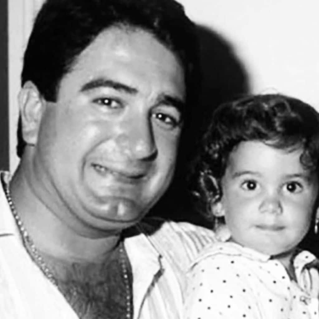 Primer plano de Anabel Pantoja con su padre Bernardo Pantoja Martín de bebé