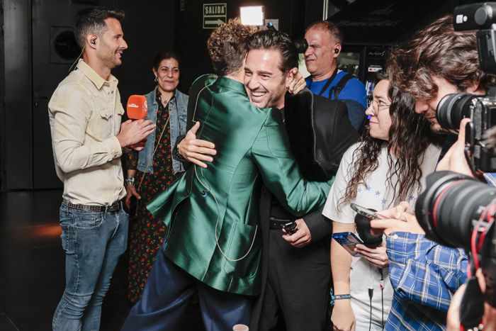 David Bisbal y Bustamante se dan un abrazo