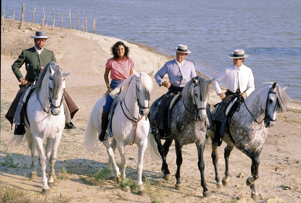 Carmen Ordóñez junto a los rejoneadores Álvaro Domecq y Álvaro Domecq Romero