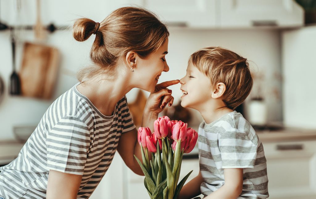 Madre con su hijo con un ramo de flores
