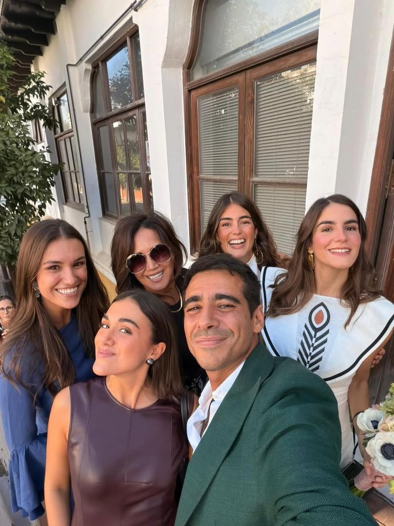 Pepa Gea, con sus dos hijas en la pedida de mano de Alberto Herrera y Blanca Llandres