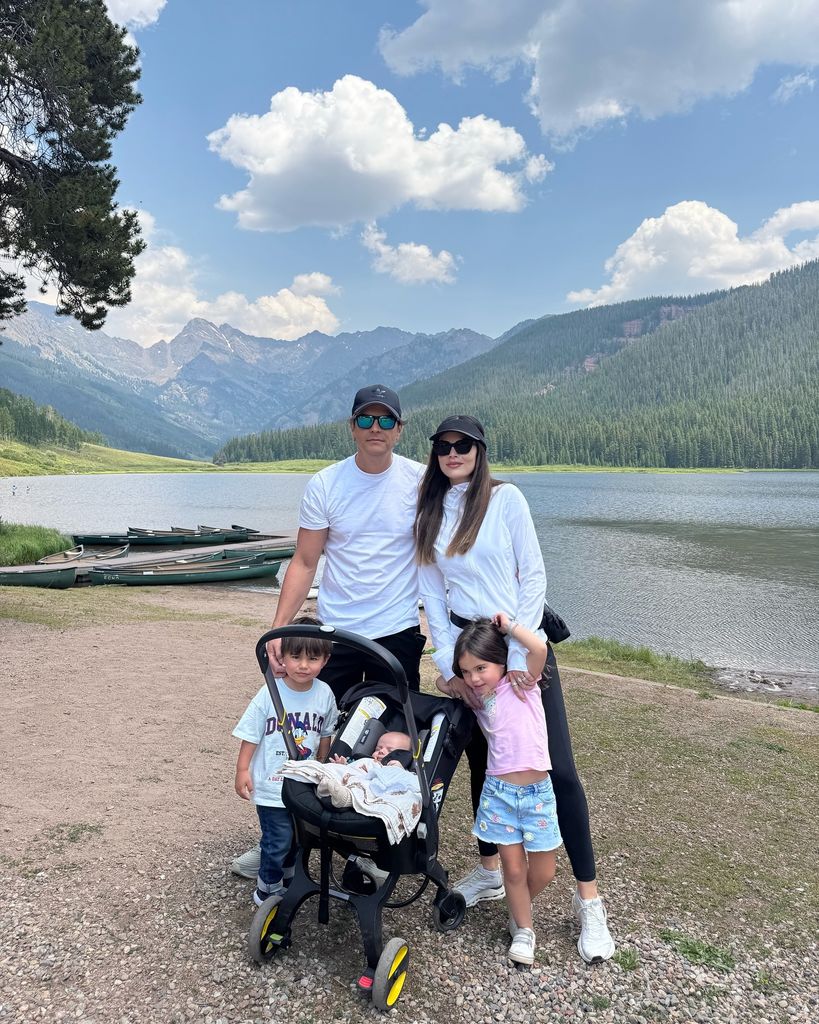 Ximena Navarrete con su esposo e hijos