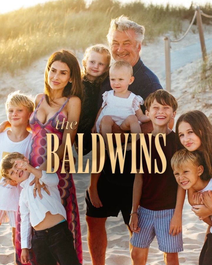 Alec e Hilaria Baldwin con sus hijos