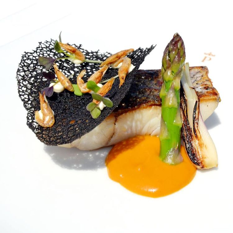 Parador de Cádiz con Lomo de corvina con salsa de erizo y camarones, plato de la cocina andaluza