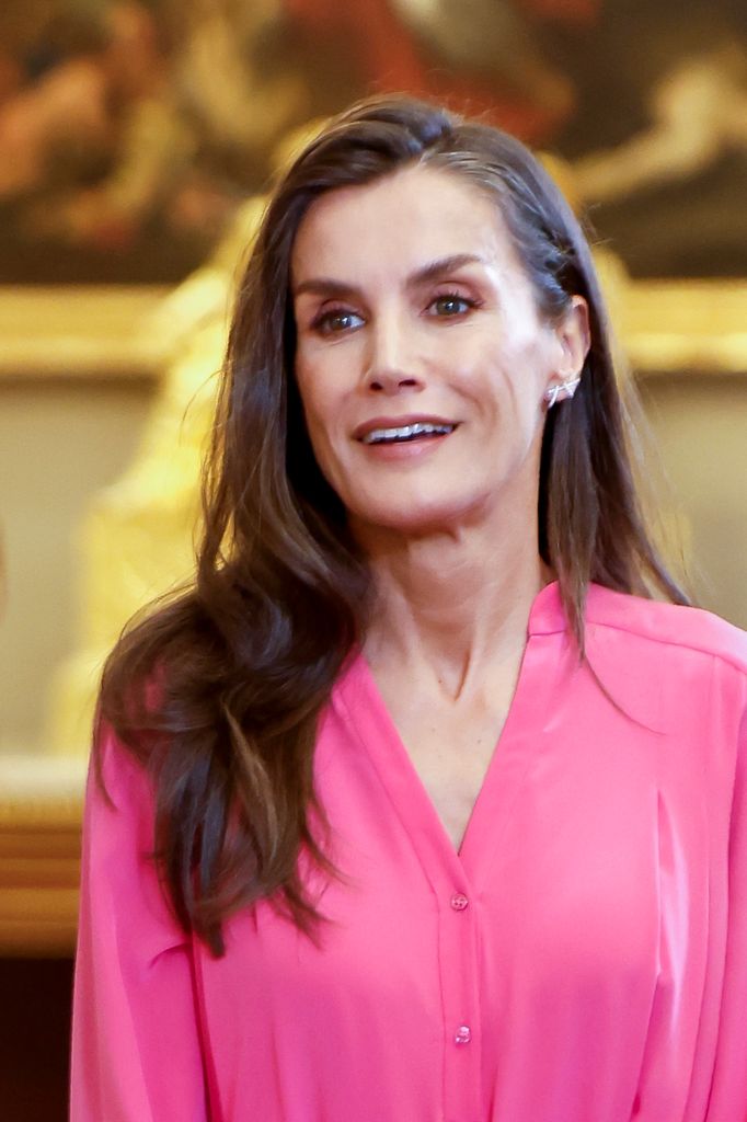 La reina Letizia olvida el color blanco e impacta con su vestido rosa ‘oversize’ que es perfecto para sus alpargatas españolas más llamativas