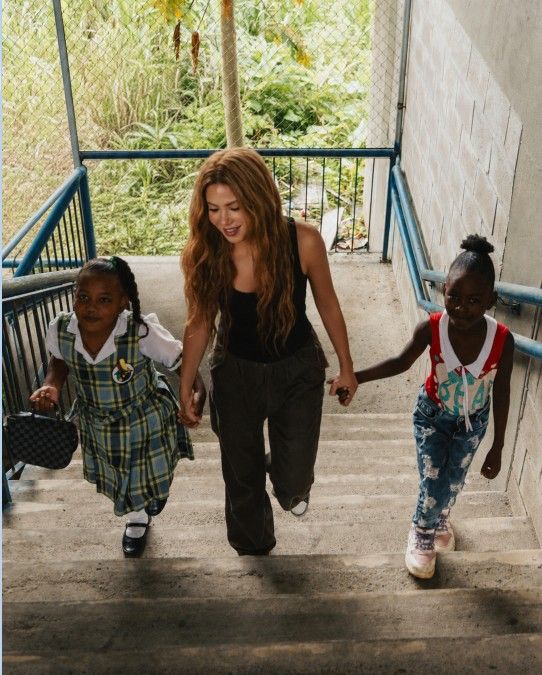 Con pantalones cargo, camiseta negra y zapatillas deportivas, Shakira eligió un look cómodo para recorrer a pie las instalaciones y conocer sobre el terreno las consecuencias del seísmo