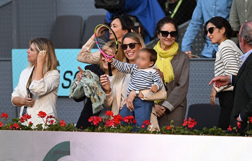 La familia de Rafa Nadal en el Mutua Madrid Open animándole y felices con el hijo del tenista