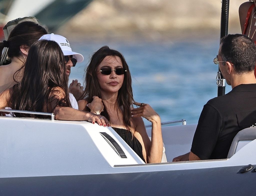 Sofia Vergara está disfrutando en Ibiza con buena compañía..
